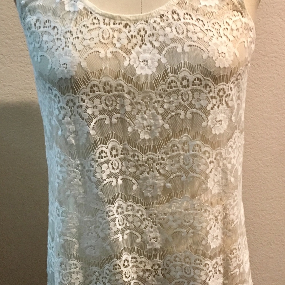 Sleeveless lace tunic top.